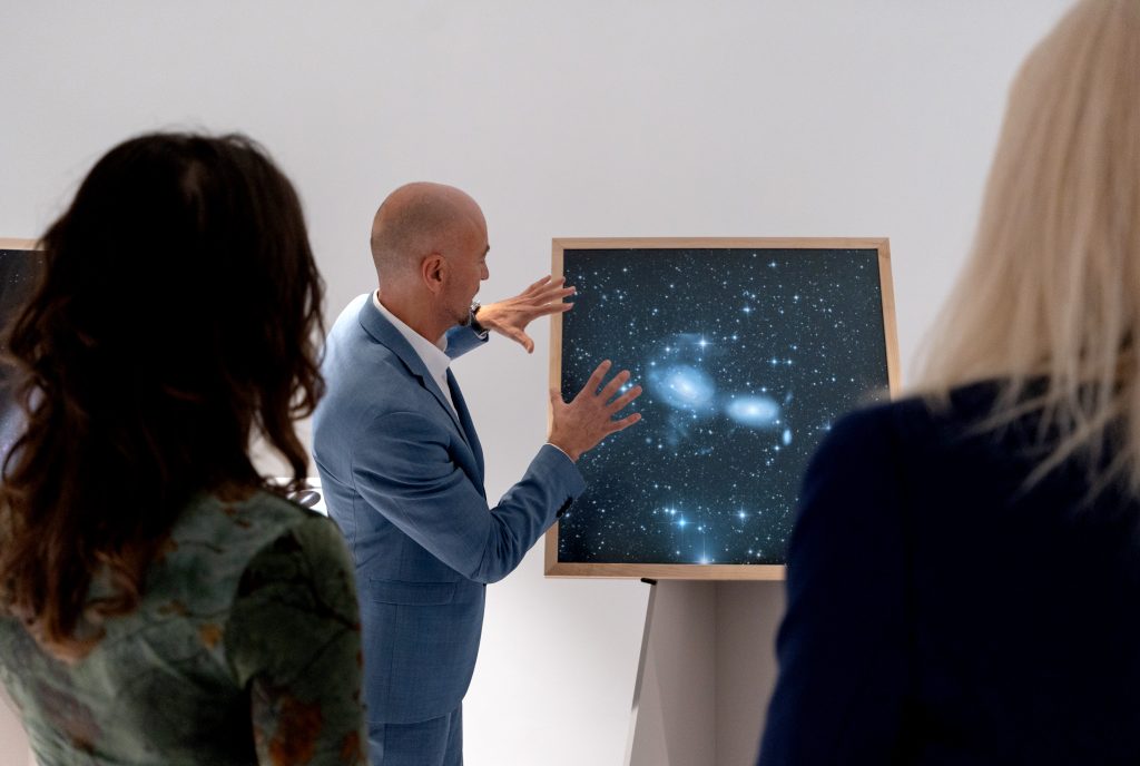 Dr. Hager in der Galerie und erklärt gerade ein Astrofoto
